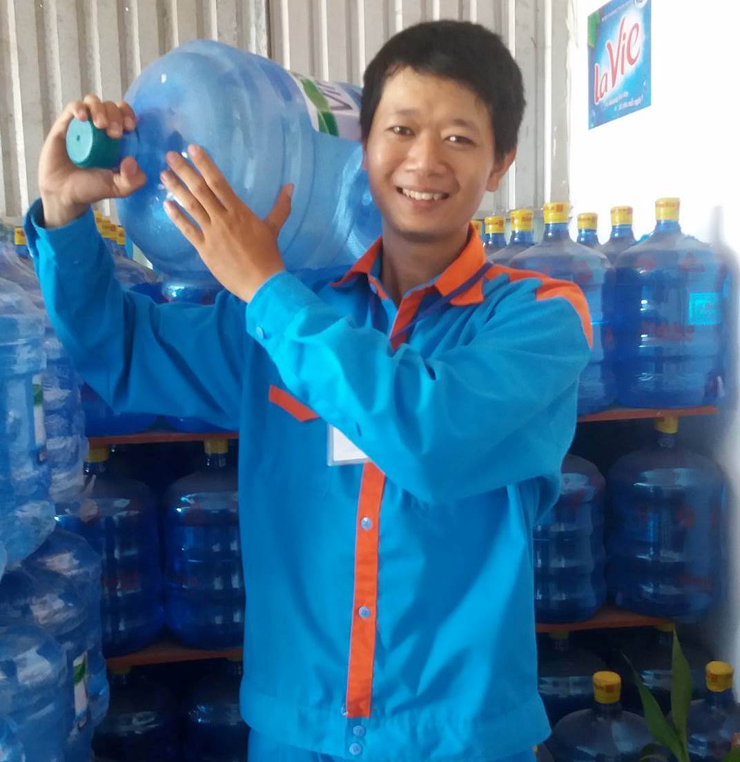 nhan-vien-giao-nuoc-tan-noi.jpg