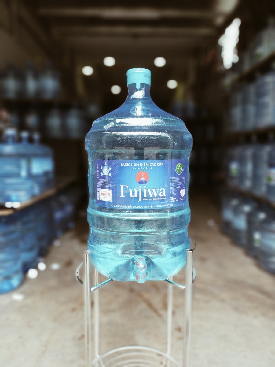 chan-ke-inox-de-binh-nuoc